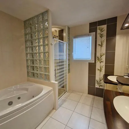 Maison A Avec Piscine Et Wifi, Pour 6 Personnes - Fr-1-777-41